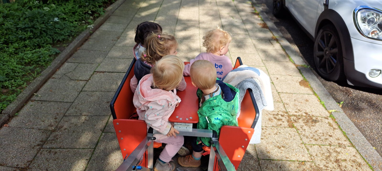 Kinder beim Spielen am Klettergerüst